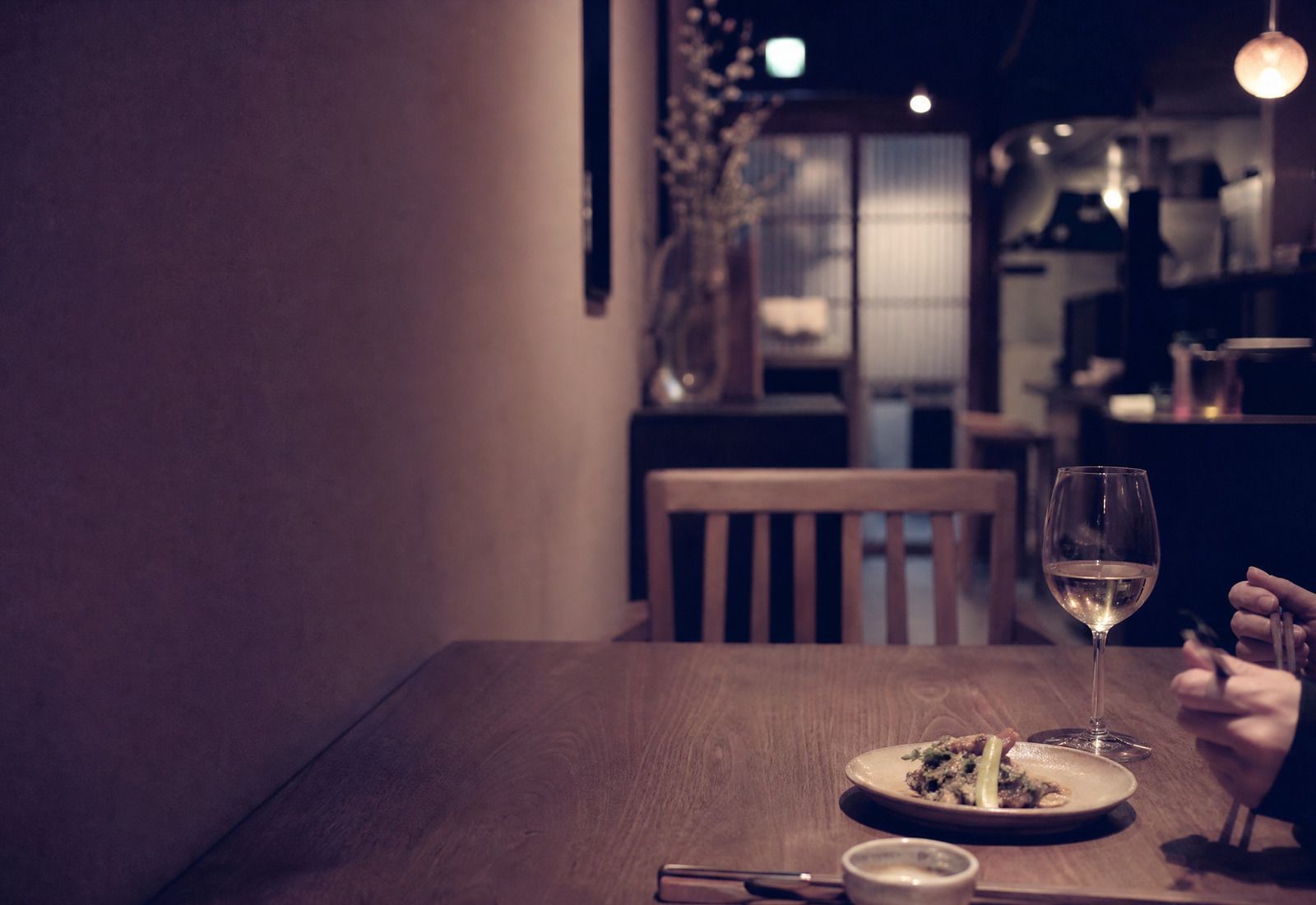 夜のレストランの二人がけのテーブル