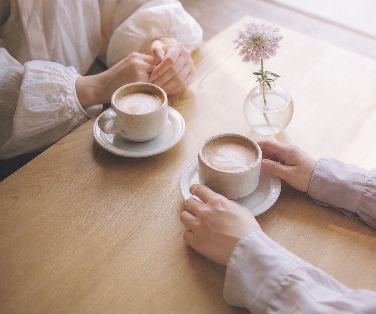 カフェで向かい合う二人の手元