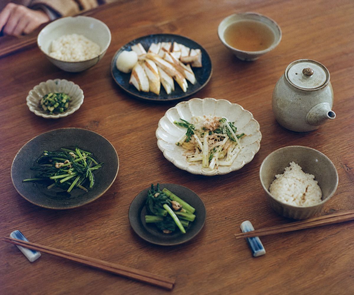 食卓に並んだ和食と二膳の箸