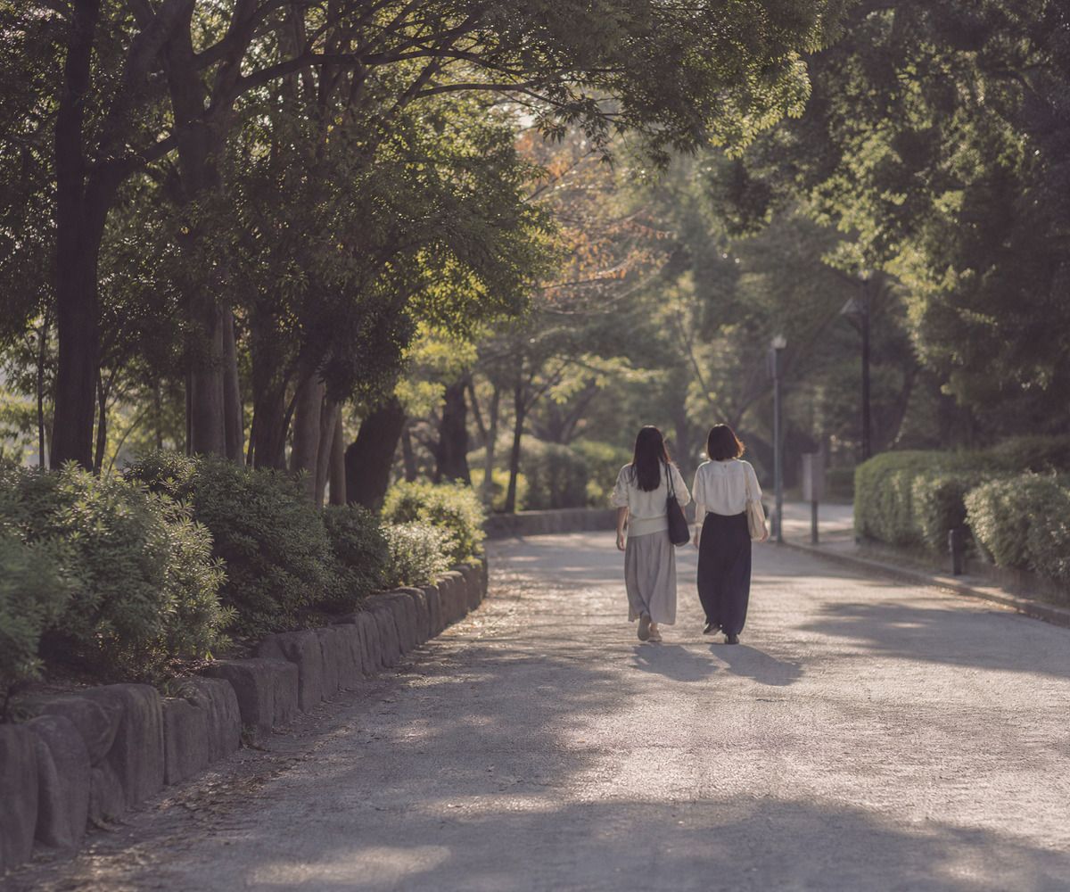 並木道を並んで歩く二人